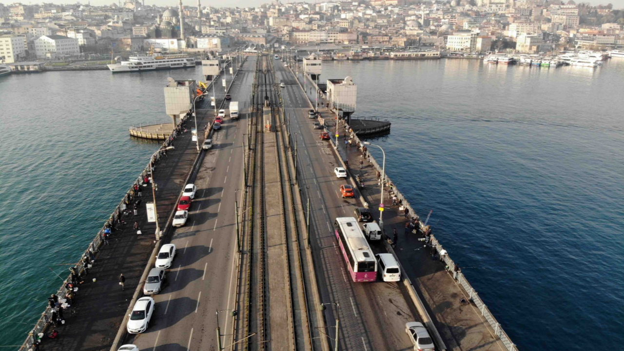Bu kez genç balıkçılar köprüye akın etti: İhtiyarlar gelmedi, bize kaldı