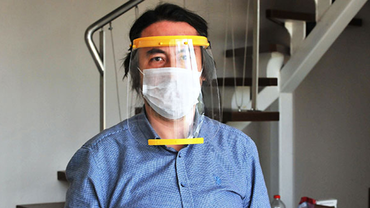 Sağlıkçıların koronavirüsten korunması için 'siper maske' yaptı