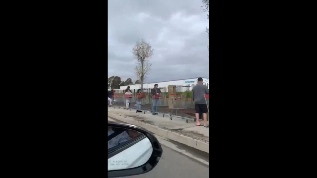Yüzlerce kişi alışveriş kuyruğunda...