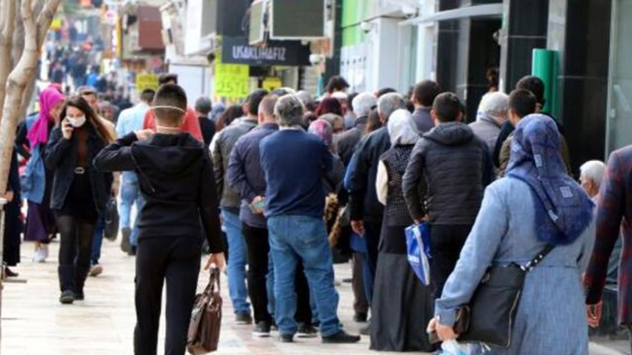 Son dakika... Denizli'de camilerden yapılan anonslara rağmen sokaklar doldu