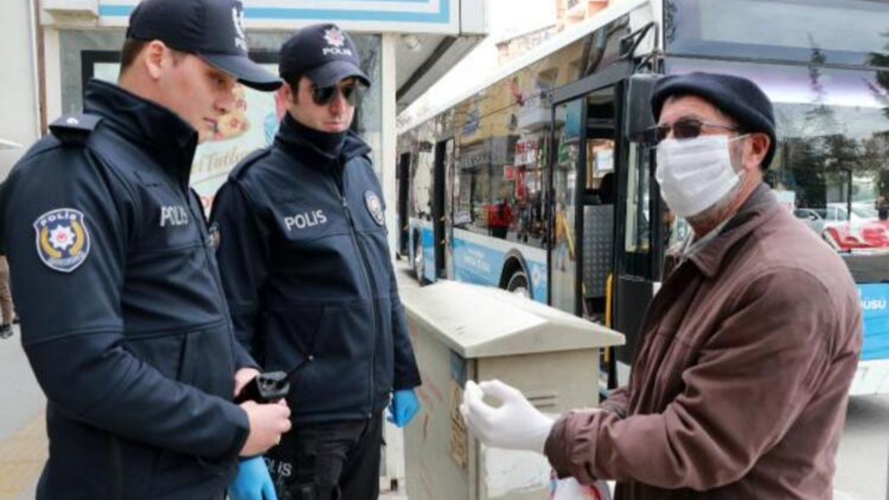 Yasağa rağmen pazara çıktı, kendisini uyaran polise 'Cahil değilim' dedi