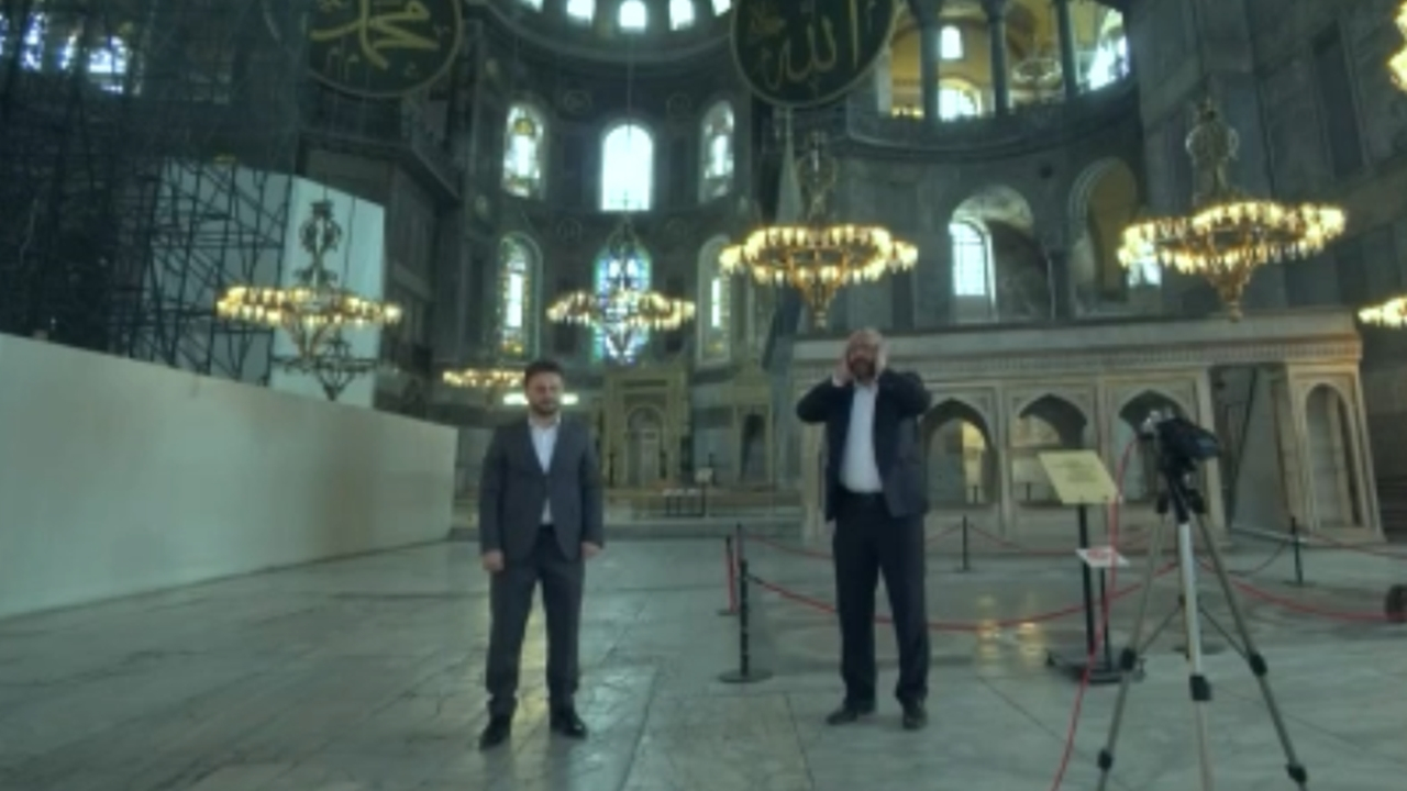 Tüyleri diken, diken eden anlar! Ayasofya'da ezan sesi....
