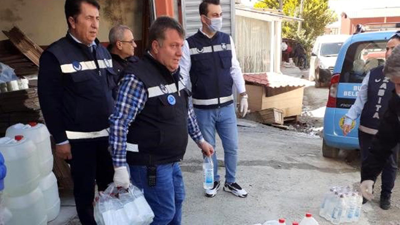 Buca'da merdiven altı dezenfektan ve maskelere el konuldu