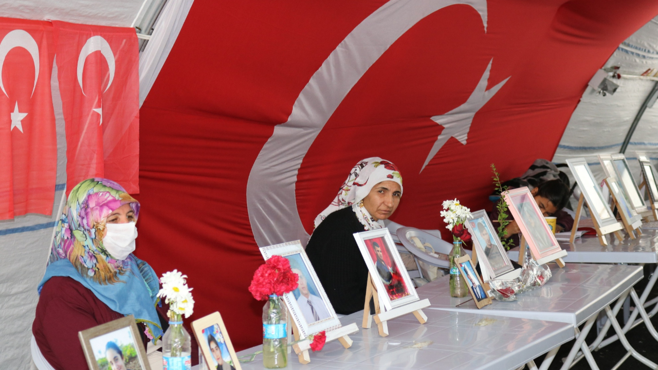 Aileler maskeyle nöbette: En büyük virüs HDP ve PKK