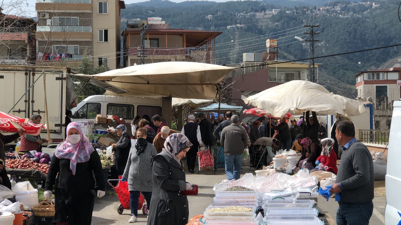 Yaşlılar yerinde durmuyor! Şimdi de pazara akın ettiler