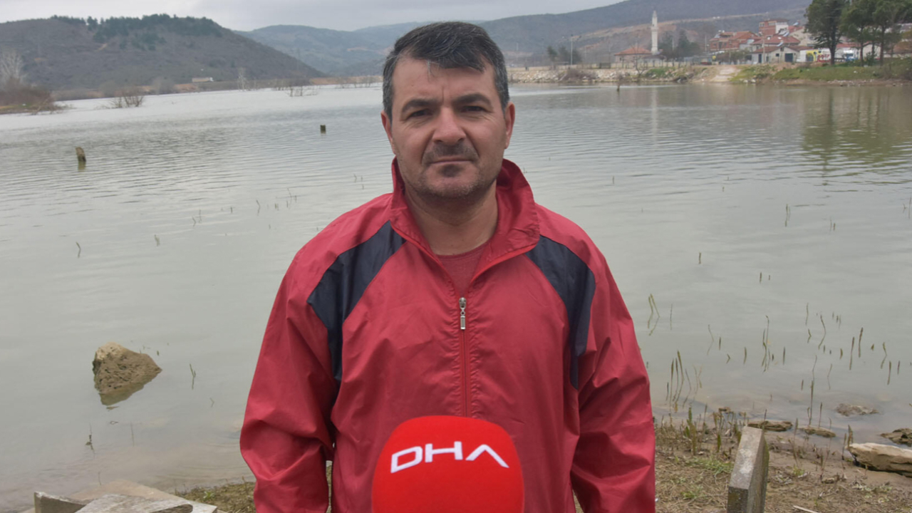 Mezar ziyareti için suların çekilmesini bekliyorlar