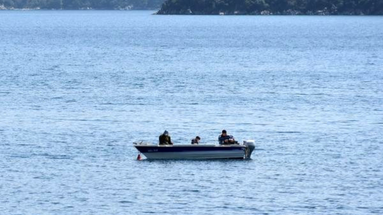 Sosyal mesafeyi denizde de korudular
