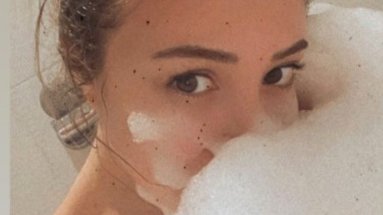 Yasmin Erbil'den karantinada köpük banyosu