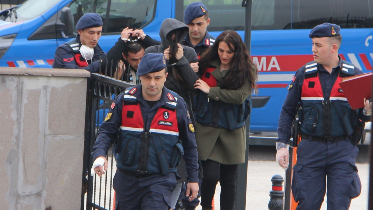 Milli futbolcunun eski eşi cezaevi firarisiyle yakalandı