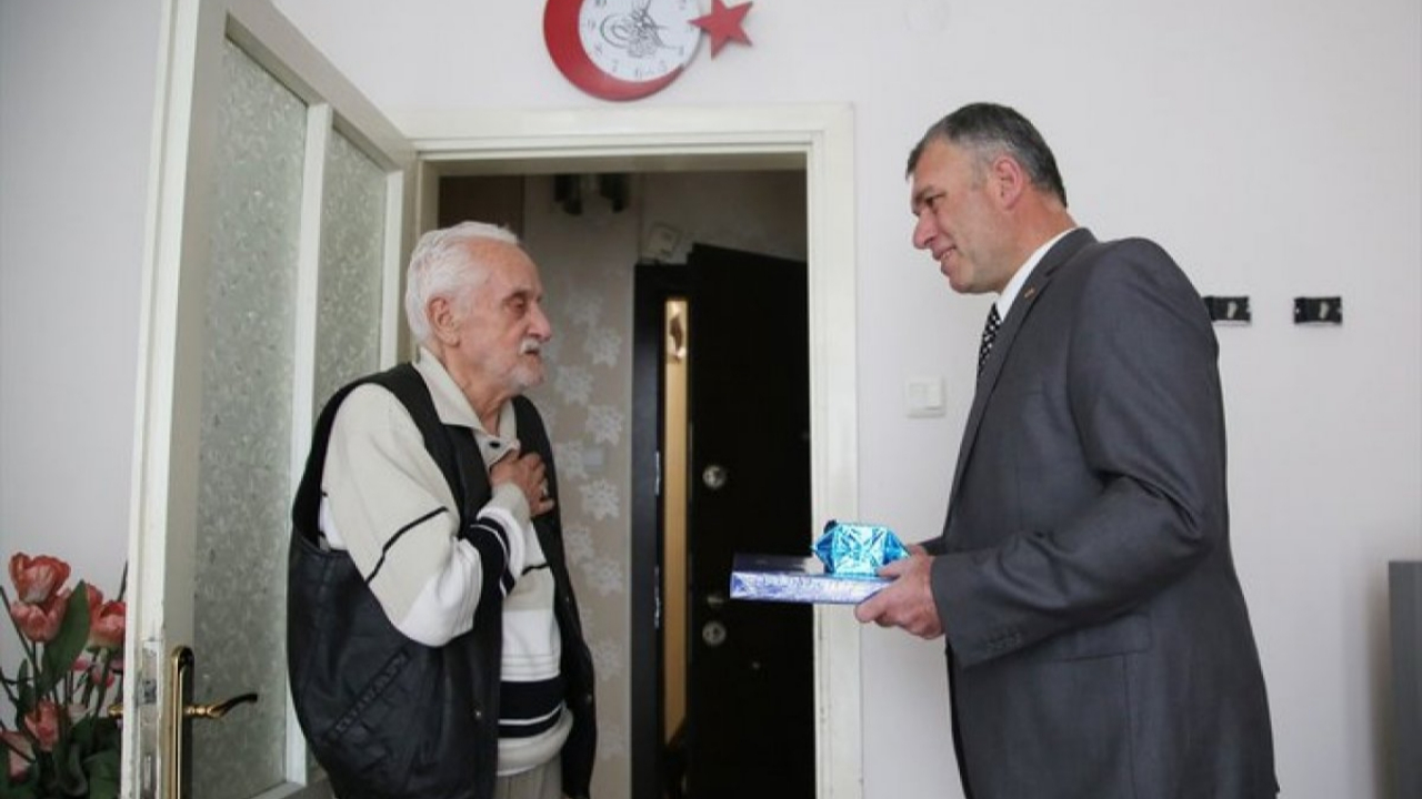 Polis, tartıştığı yaşlı adamdan özür diledi