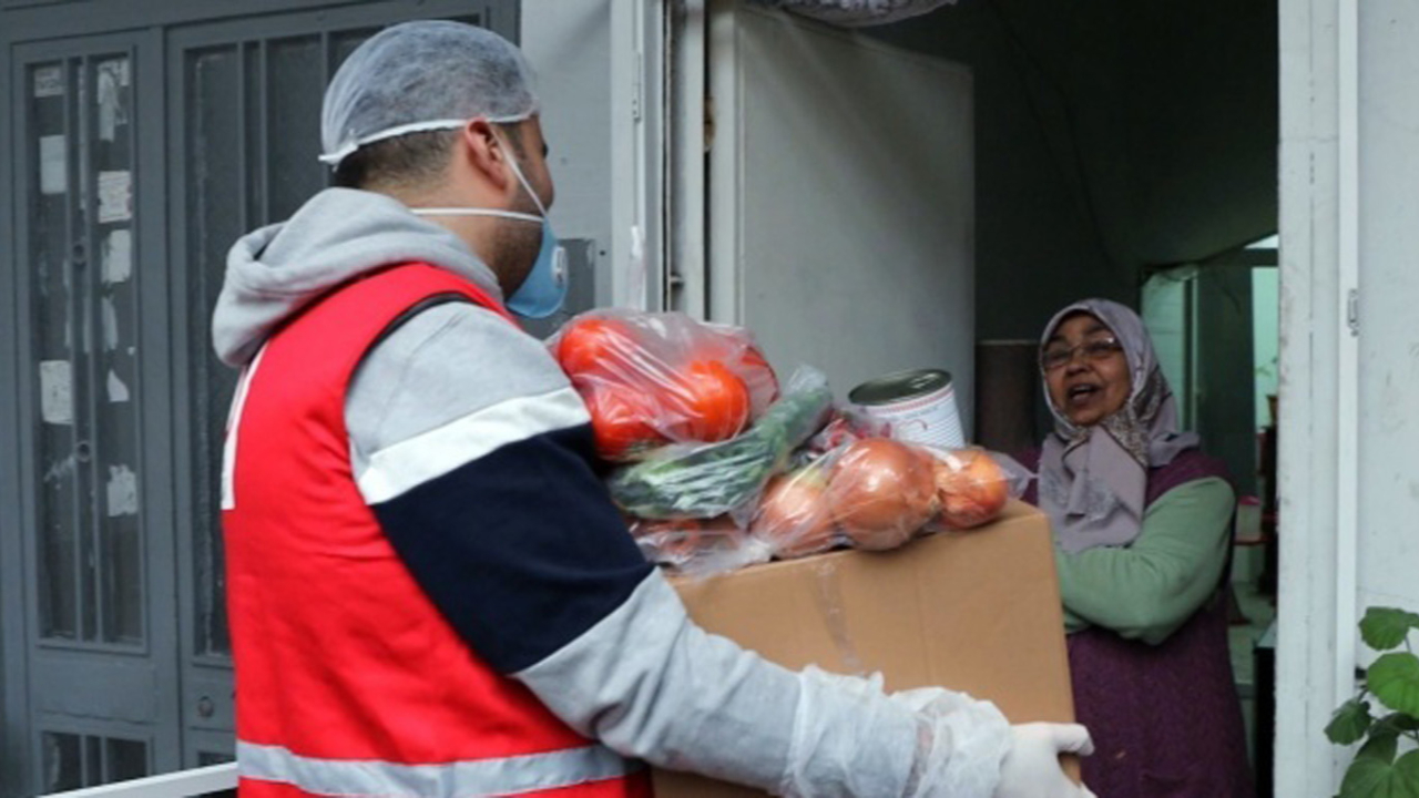 CZN Burak, dışarıya çıkamayan yüzlerce yaşlı vatandaşa yardım kolisi dağıttı