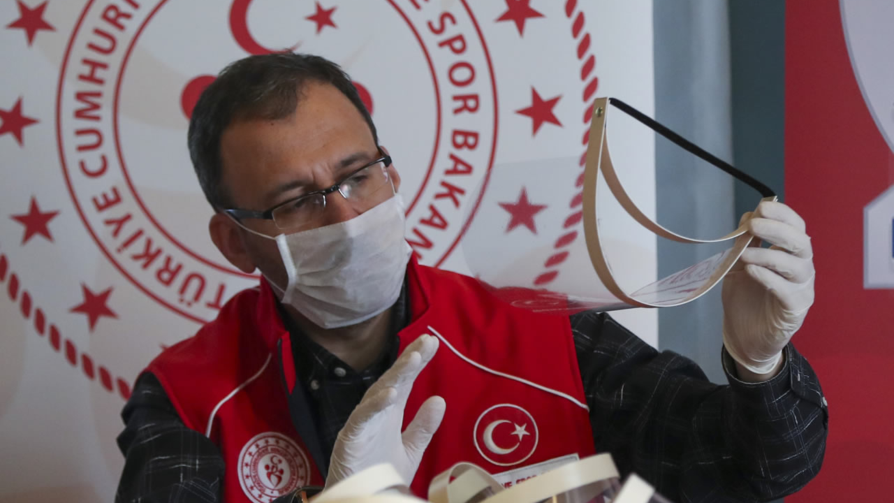 Gençlik merkezlerinde günlük 40 bin korumalı maske üretilecek