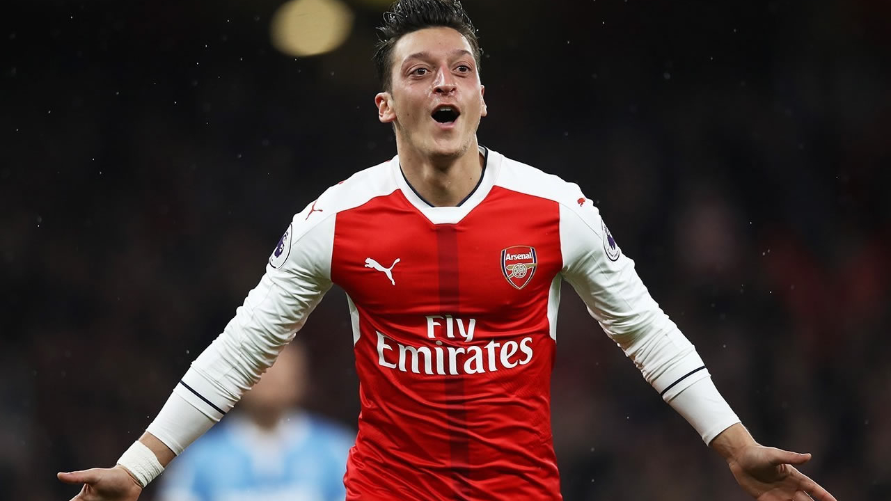 Mesut Özil Fenerbahçe'ye göz kırptı!