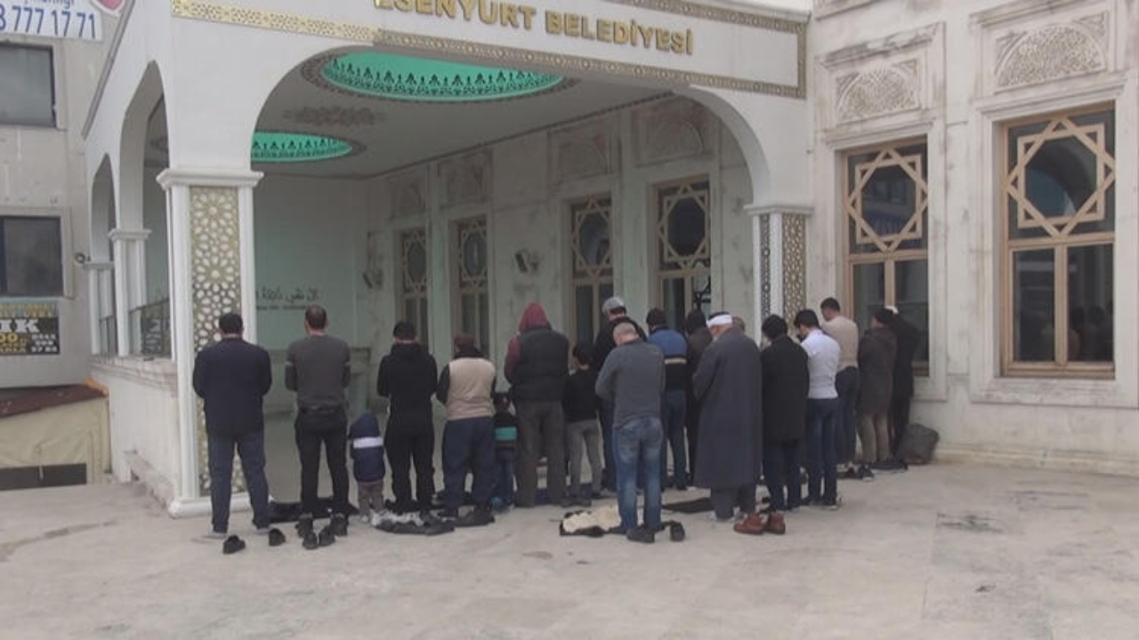 Önlemlere aldırmadılar cami avlusunda namaz kıldılar