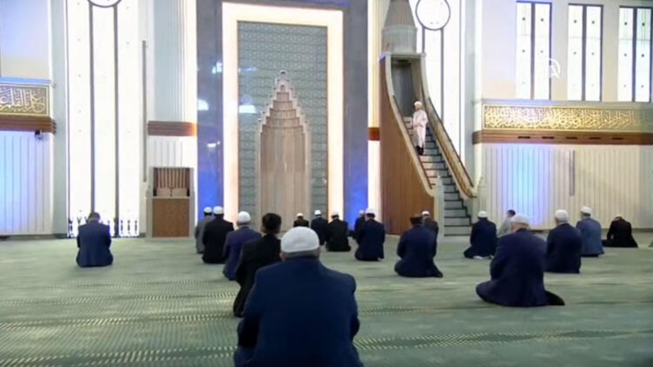 Beştepe'de az katılımlı cuma namazı tartışma yarattı!