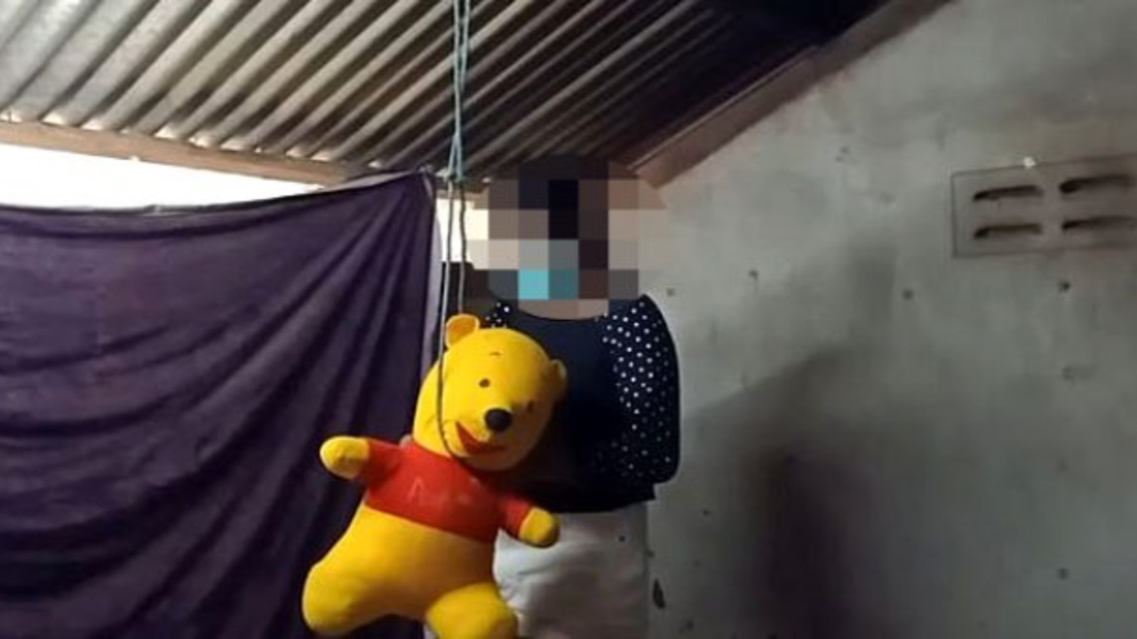 14 yaşındaki anne bebeğini astı! Olayı peluş ayıyla anlattılar...