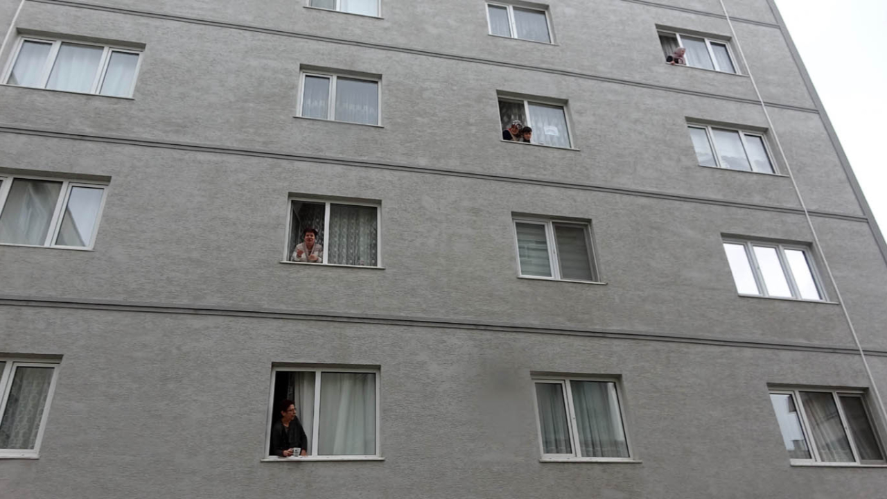 Evden çıkamayan komşular camdan cama gün yaptı