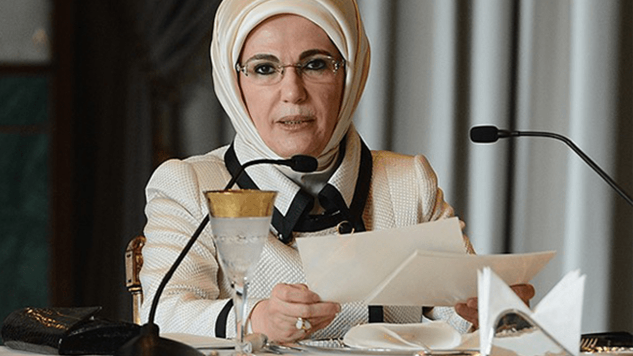 Emine Erdoğan'dan gençlere çağrı: Yaşlılarımızın koruyucu kalkanı olabiliriz