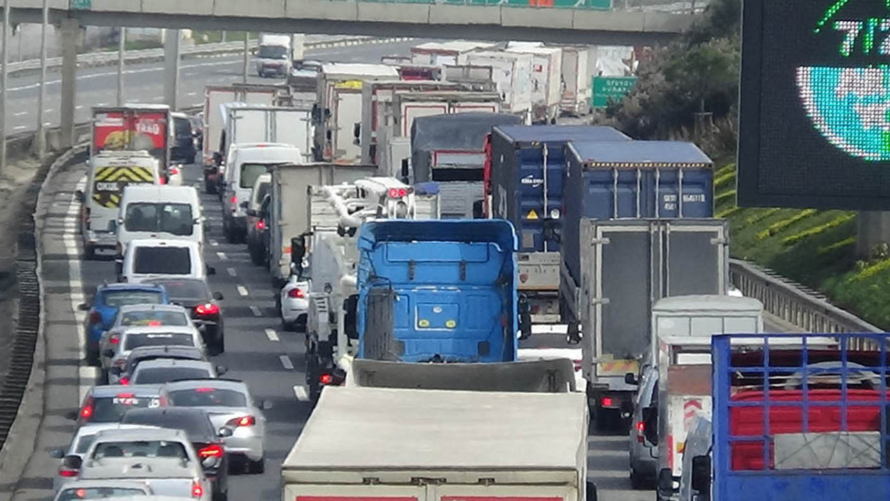 İstanbul'a giriş ve çıkışlarda kilometrelerce uzunlukta araç kuyruğu