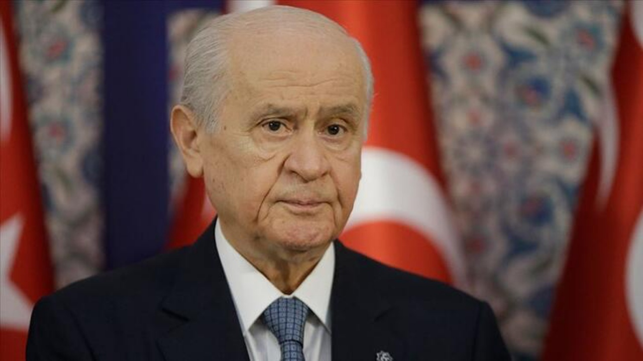Bahçeli kampanyaya 5 maaşını bağışladı...