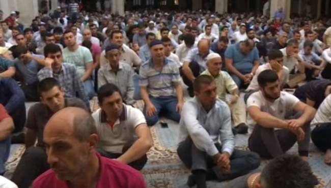 Azerbaycan’da camiler doldu taştı!