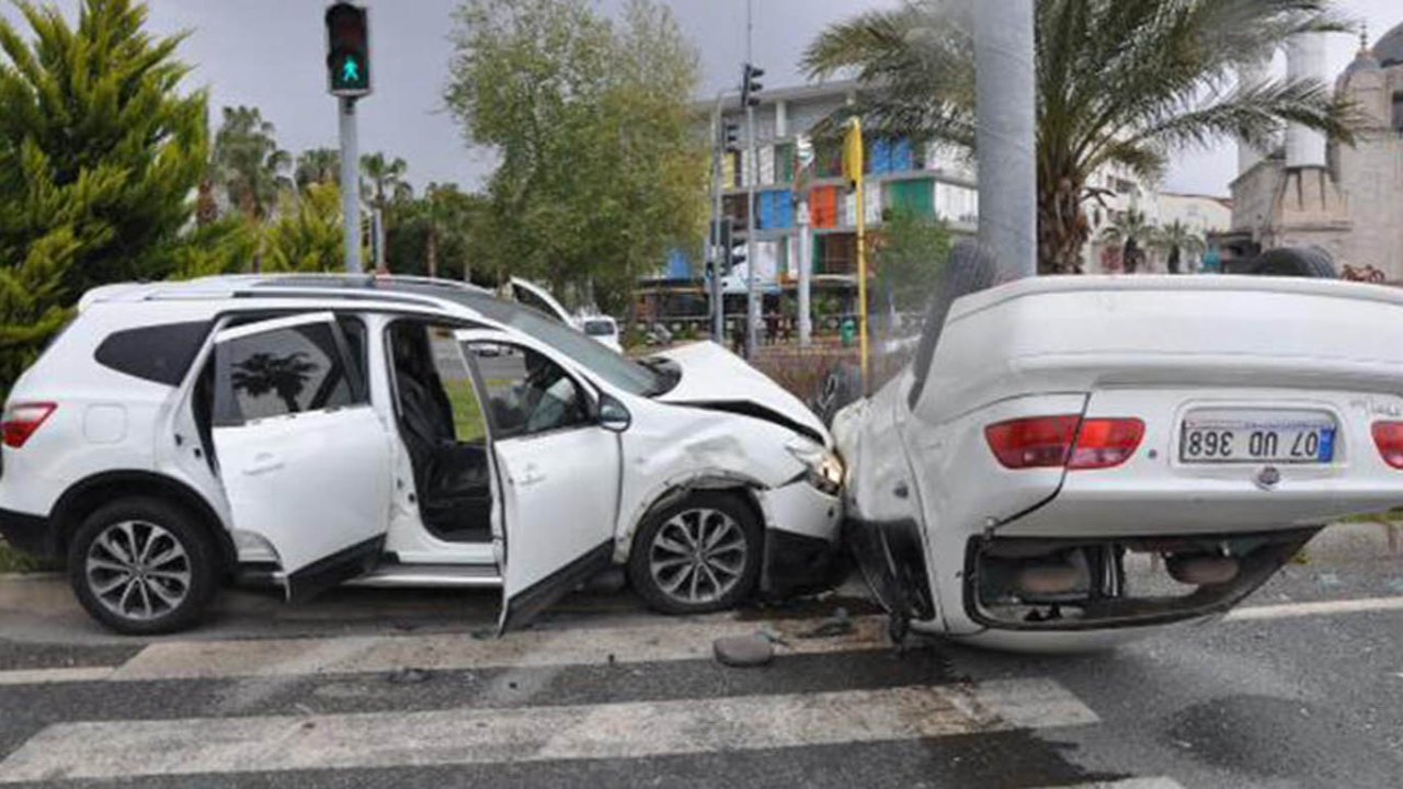 Sivil polis aracı ile otomobil çarpıştı: 2'si polis 3 yaralı