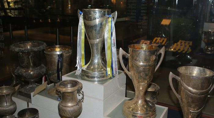 Trabzonspor taraftarı Fenerbahçe'nin kupasını çalmaya çalıştı!