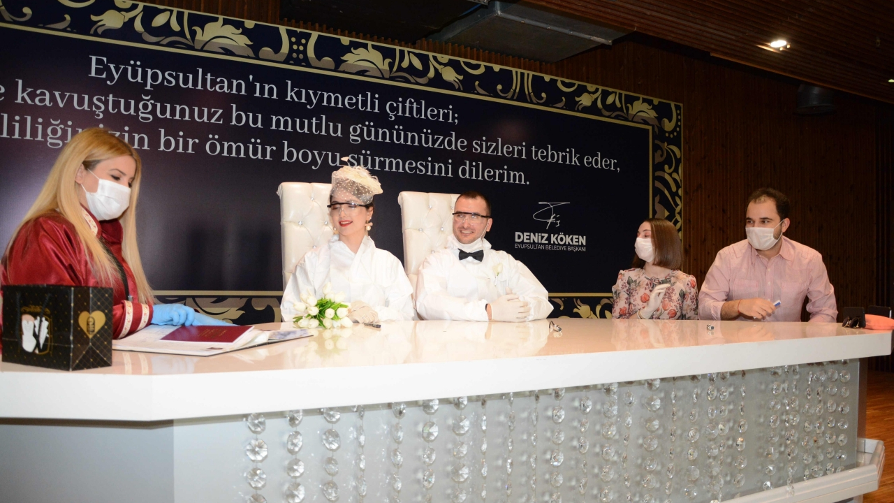 Koronavirüse karşı tulumlu nikah töreni