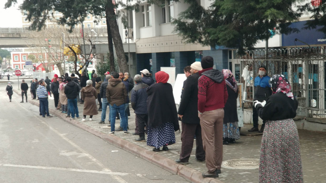 PTT kuyrukları sosyal mesafe kurallarını takmıyor!