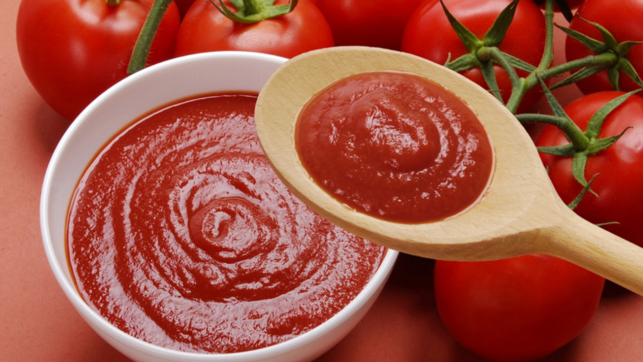Korona olduğunu domates salçası ile anladı