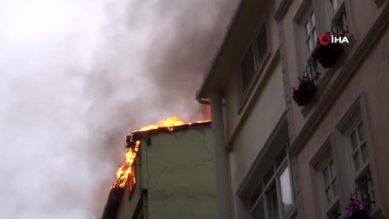 Son dakika... Beyoğlu'nda iş hanında yangın: 1 kişi hayatını kaybetti
