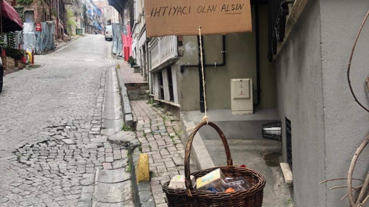 Balat'ta bağış sepeti: İmkanı olan koysun, ihtiyacı olan alsın