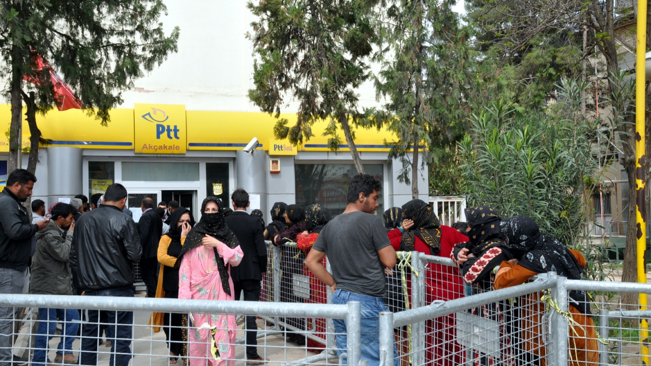 PTT'ler kapanıyor! Sosyal yardım ödemeleri evde yapılacak!