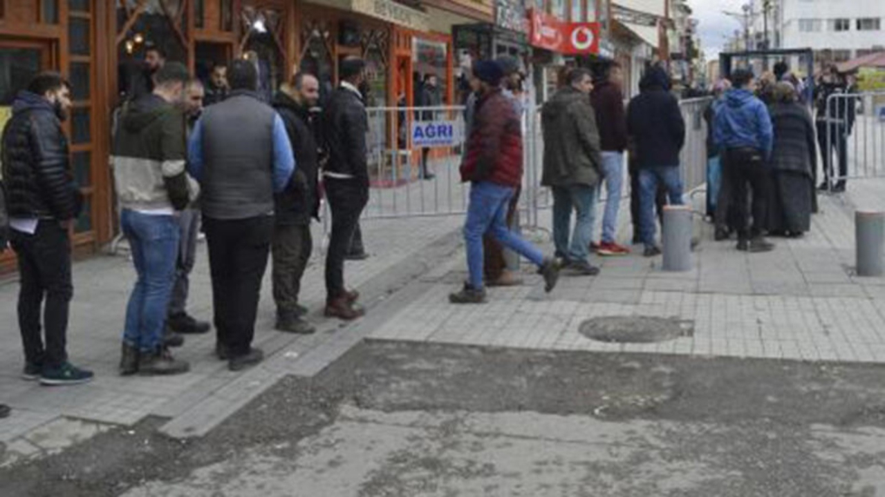 Caddeye ateşleri ölçülerek alındılar! Tüm uyarılara rağmen 'sosyal mesafe' yine yok...