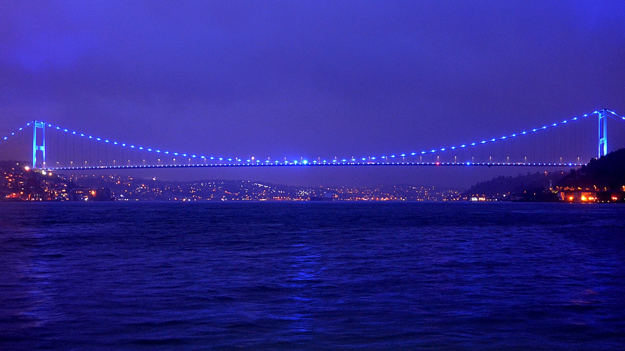 İstanbul'un simgeleri Otizm için maviye büründü...