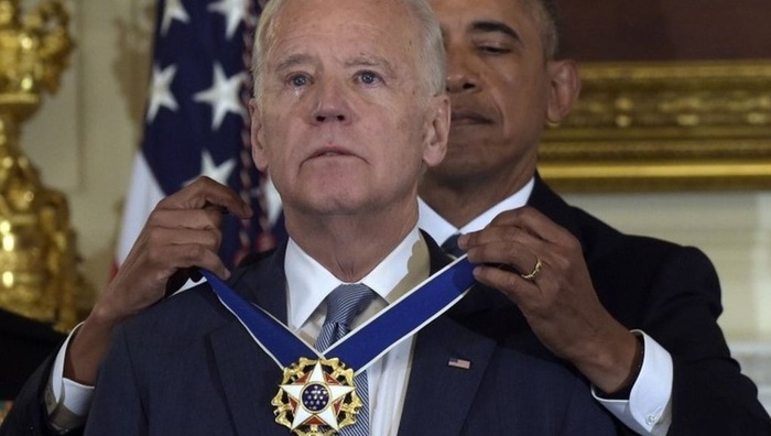 Obama, yardımcısı Biden'ı ağlattı
