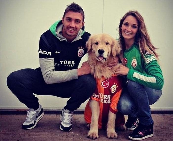 Parmağı kırılan Muslera'ya eşinden özel eldiven