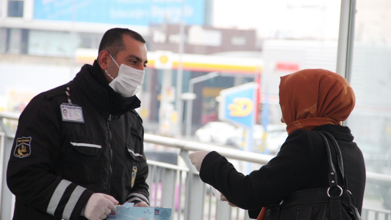 İstanbul'da toplu taşıma kullananlara maske dağıtılıyor
