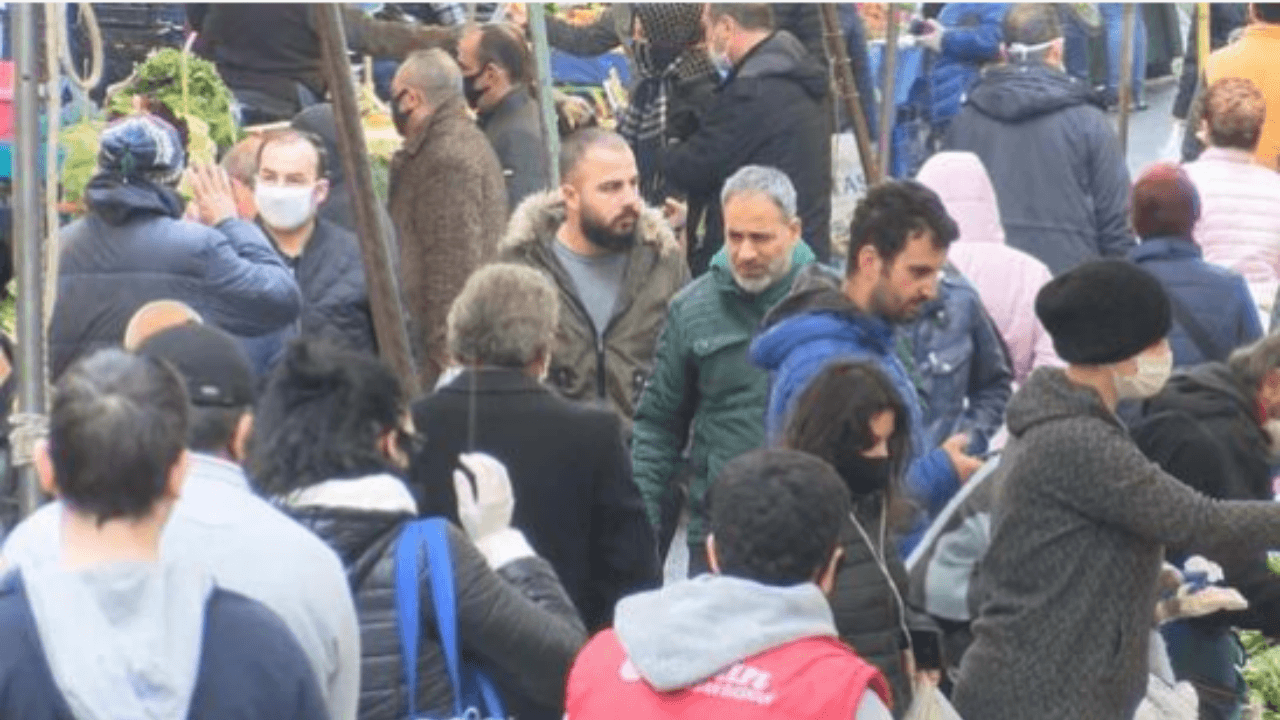 İstanbul'daki semt pazarında 'tehlikeli' kalabalık