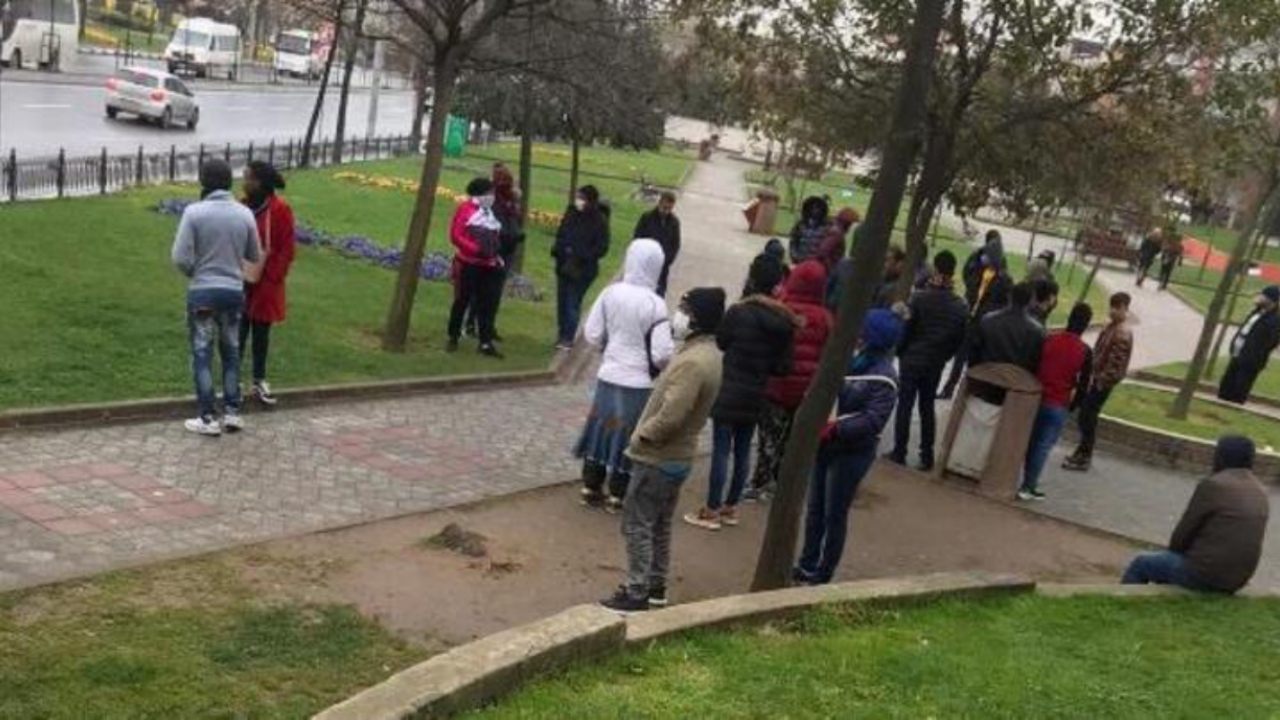 Parklarda toplanıp yevmiye alan işçiler dağıtıldı