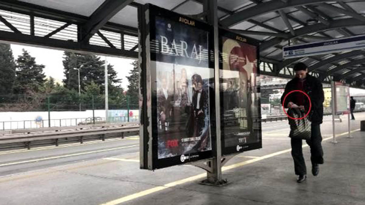 Bu ne rahatlık! Maskeyi cebine atıp rahat rahat seyahat etti