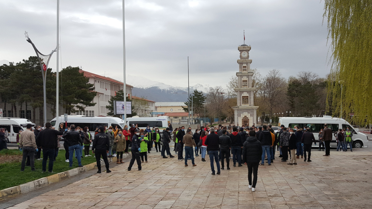 Sosyal medya kuralını ihlalden ceza yediler, eylem yapıp bir kez daha ihlal ettiler!