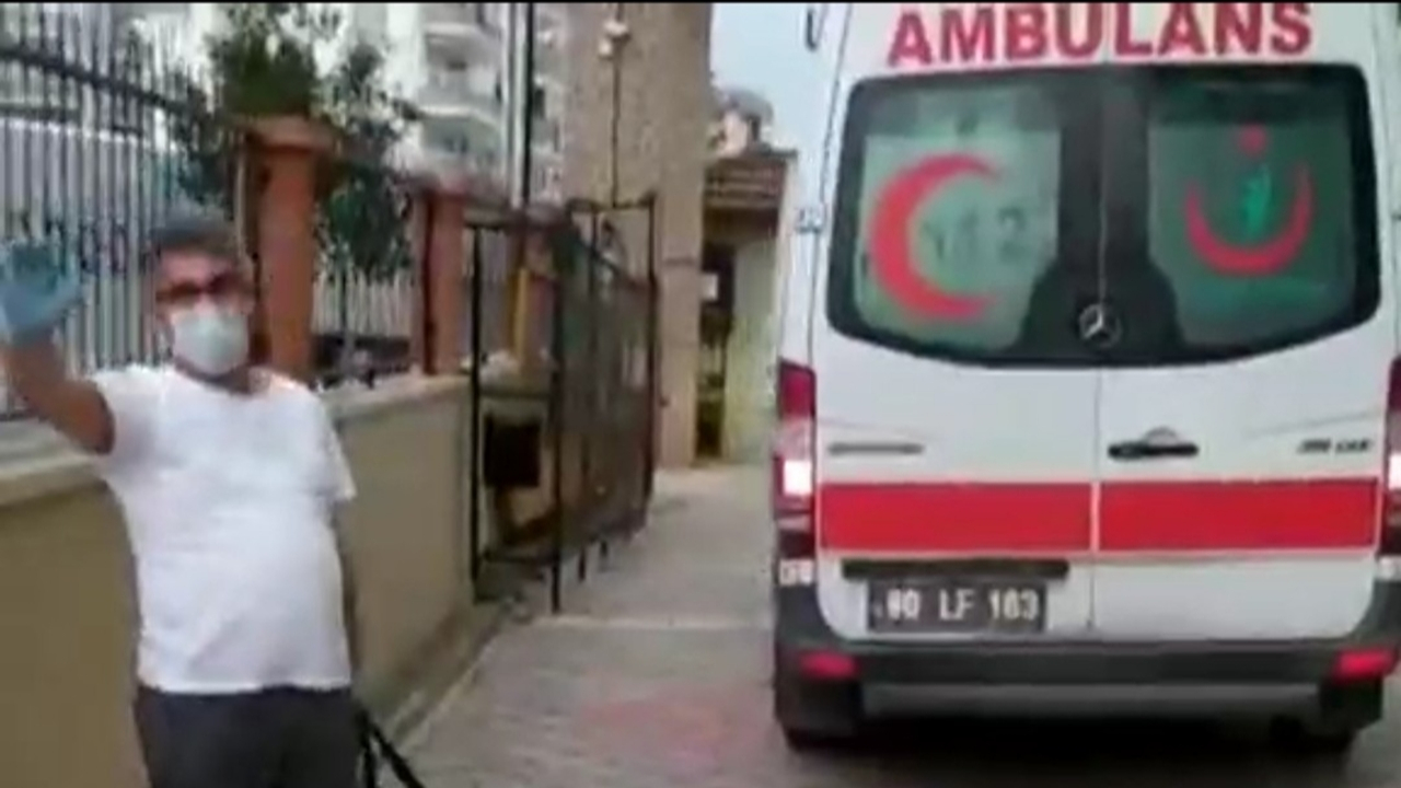 Koronavirüs'ü yendi, komşuları alkışlarla karşıladı!