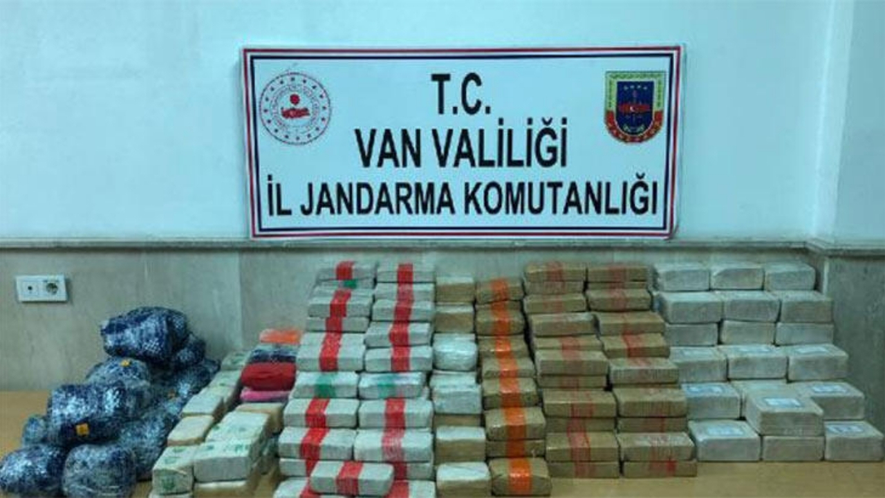 İran sınırında 216 kilo uyuşturucu ele geçirildi