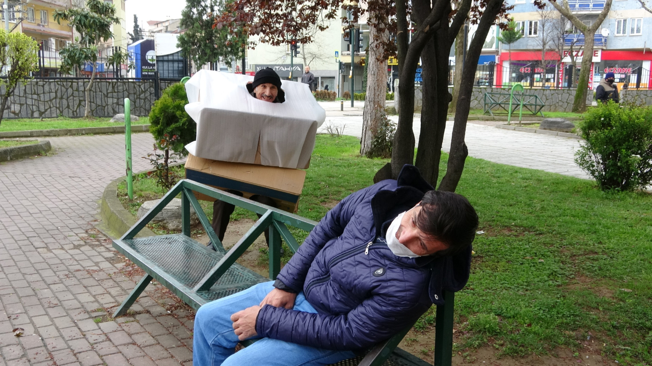 Korona kılığına girip insanları bayılttı! "Dışarı çıkarsanız size bulaşırım"