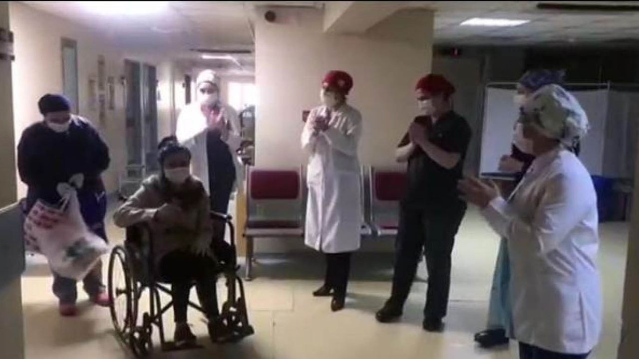 Koronavirüs pozitif çıkmışlardı! Çiçeklerle taburcu edildiler