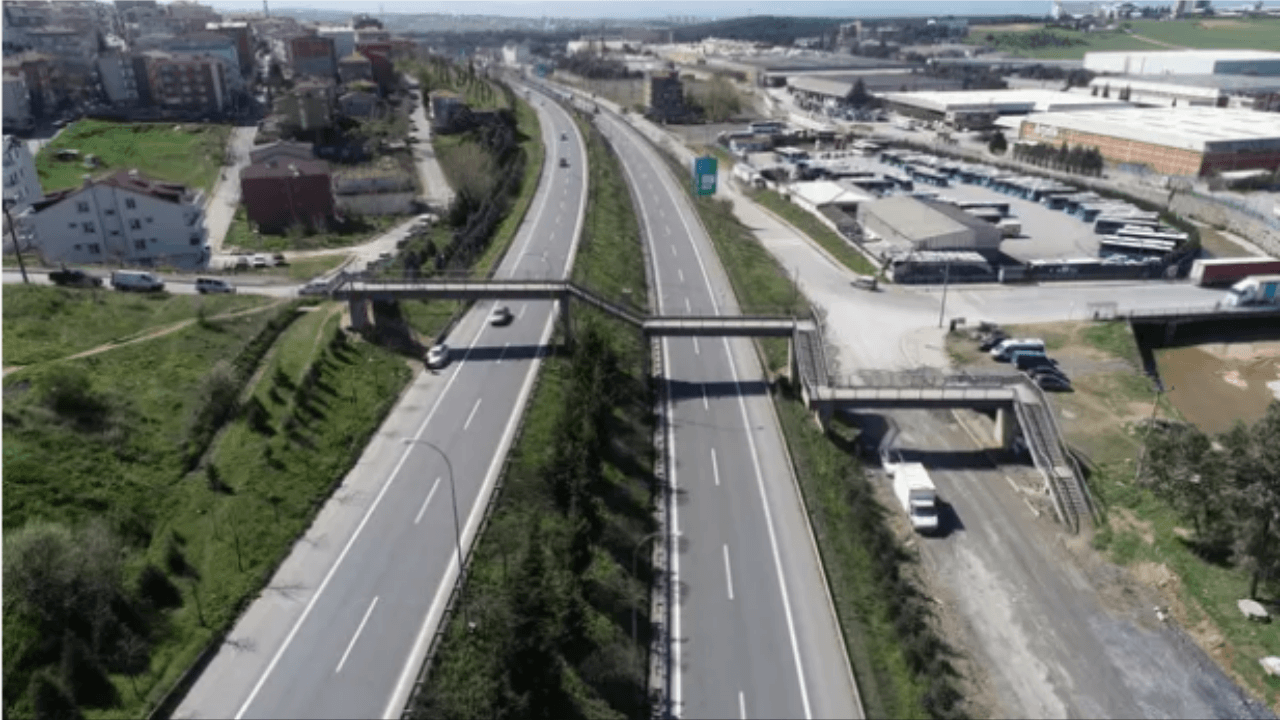 İstanbul ile Kocaeli'ni bağlayan üst geçit hala kullanımda