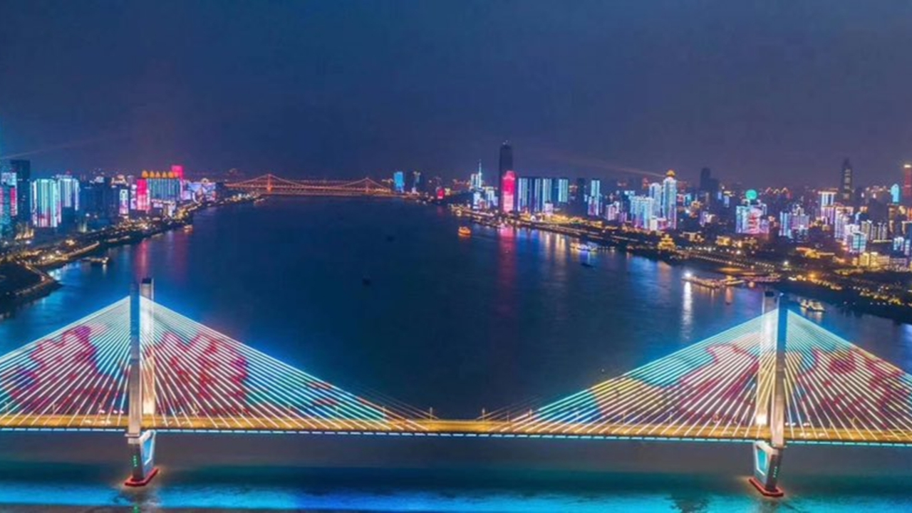 Wuhan'da karantina böyle kalktı!