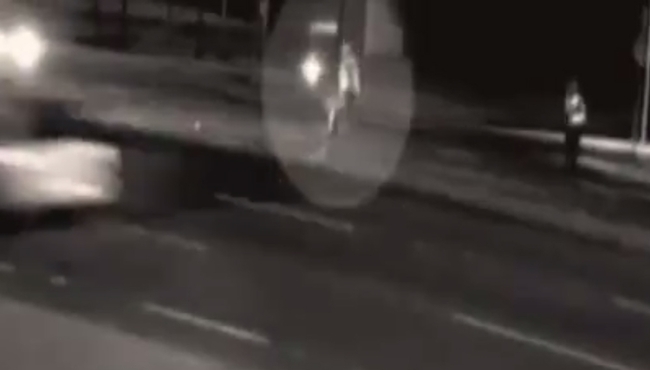 Aracı durdurmak isterken canından oluyordu... Otomobil polise böyle çarptı!