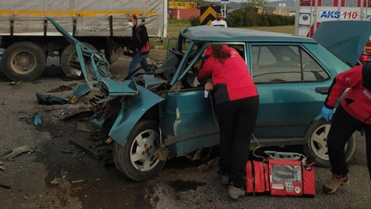 İzmir'de feci kaza! Cansız bedeni aracın içinde kaldı